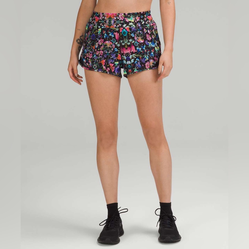 Lululemon Hotty Hot Lined Shorts Flowerscope Black Mesh Size 4